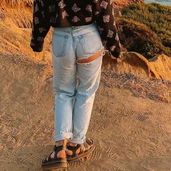 PrettyLittleThing Denim - Pretty little thing peek-a-booty high-waisted mom jeans size 4